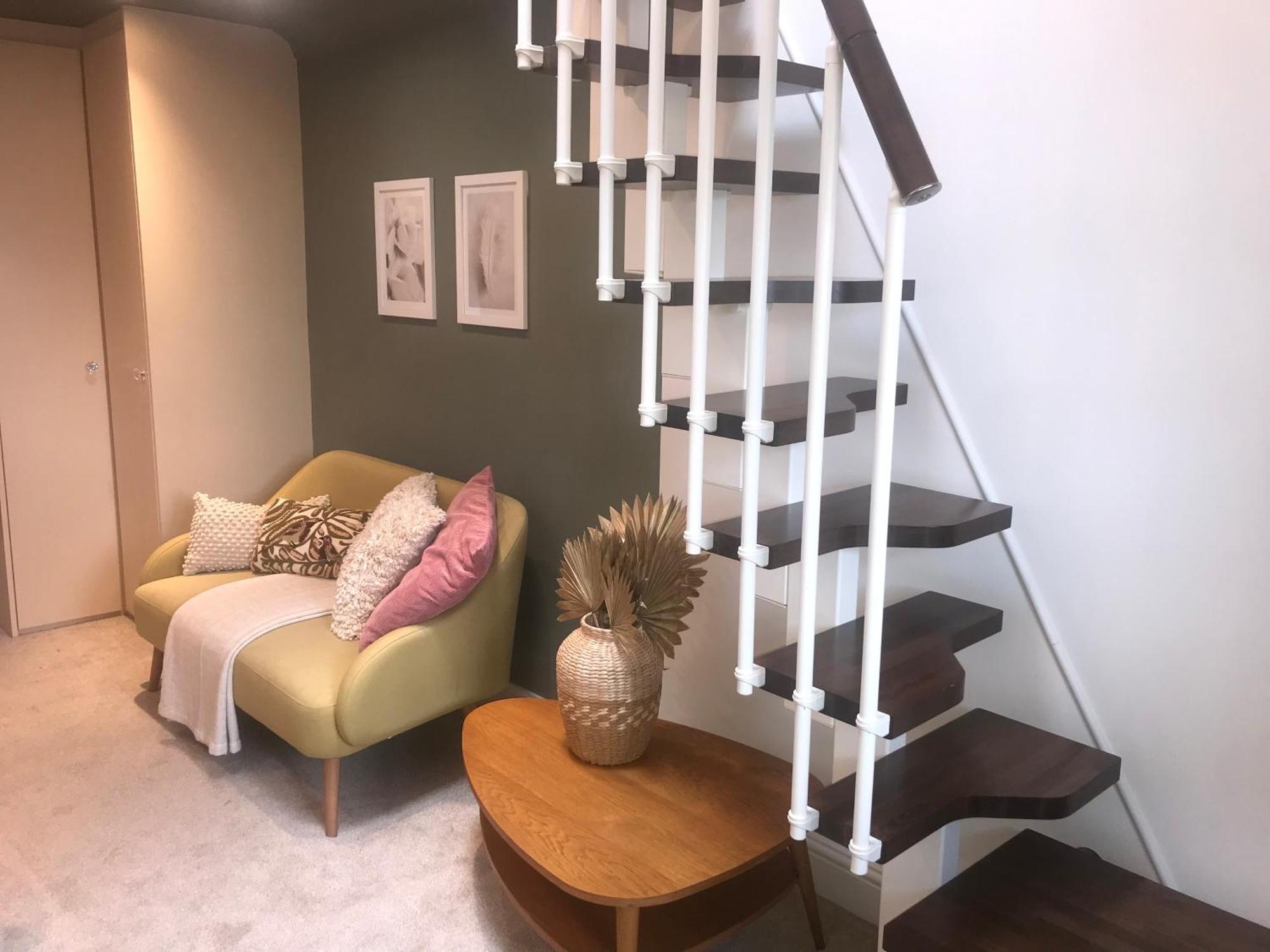 Homestay En-suite With Double Bed On Mezzanine And Desk In Family *