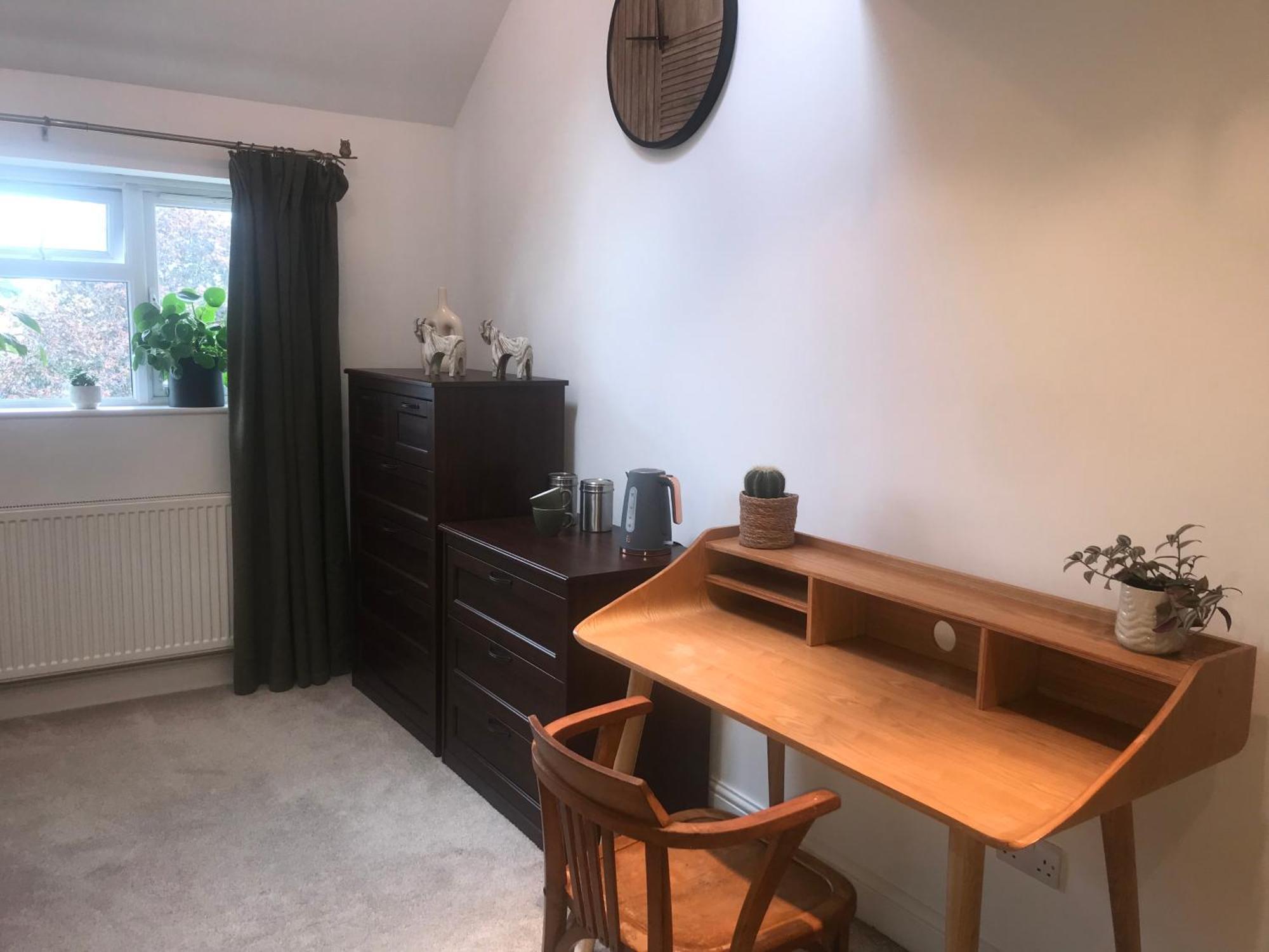 Homestay En-suite With Double Bed On Mezzanine And Desk In Family Hertford