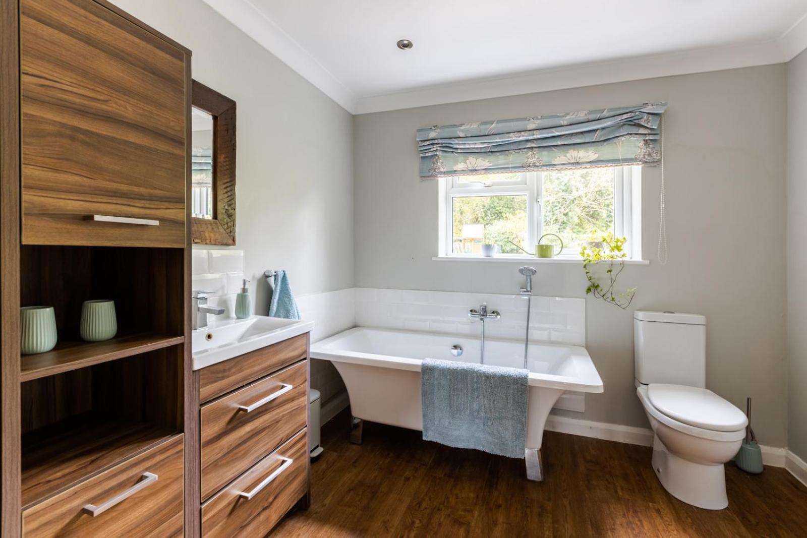 Homestay En-suite With Double Bed On Mezzanine And Desk In Family