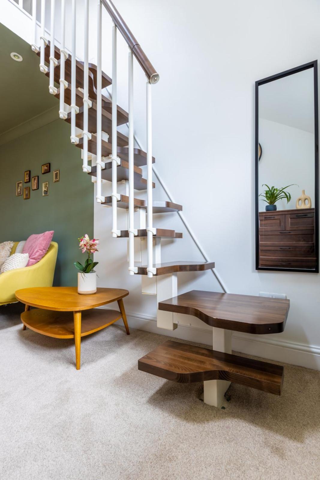 Homestay En-suite With Double Bed On Mezzanine And Desk In Family *