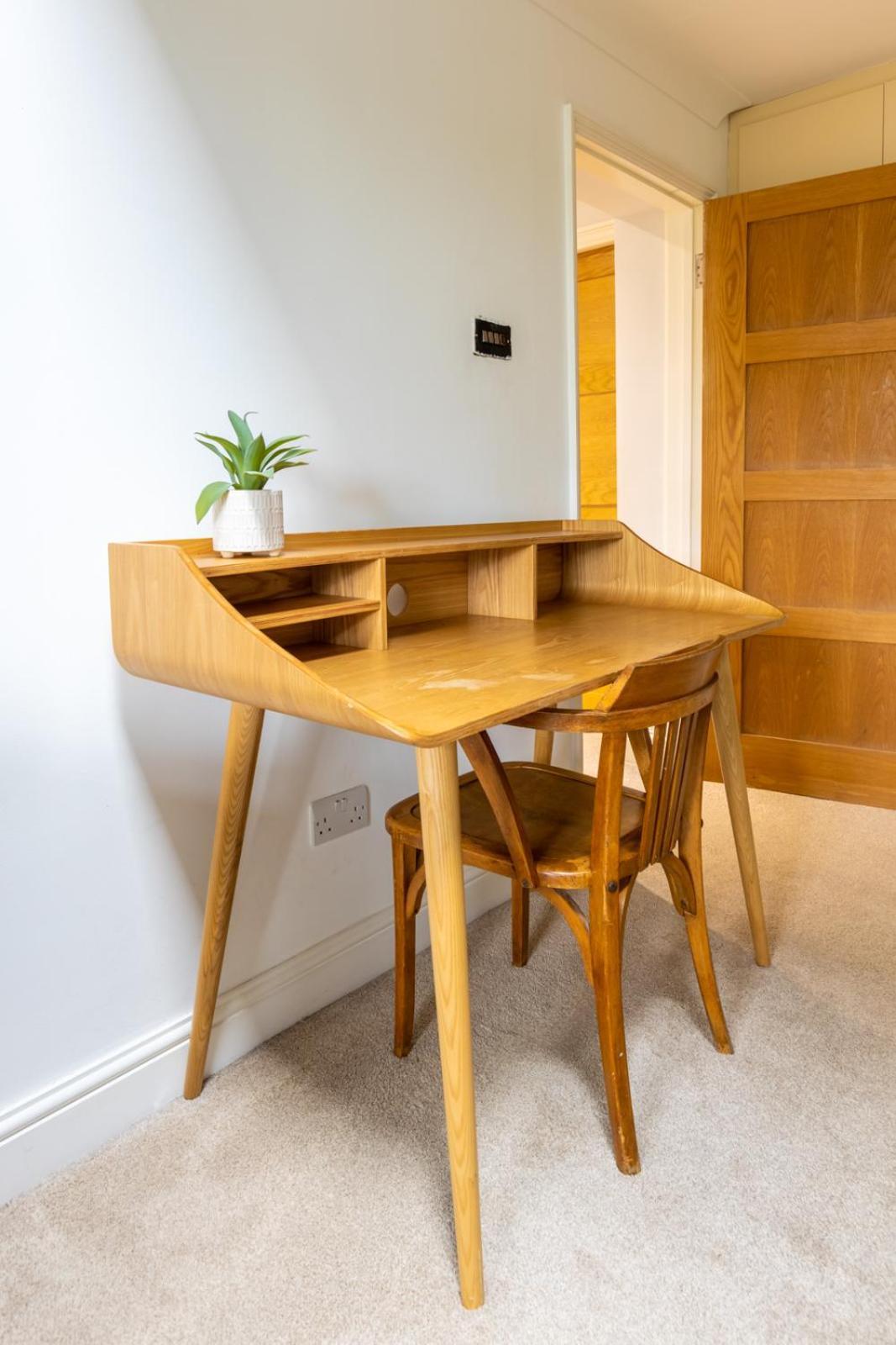En-suite With Double Bed On Mezzanine And Desk In Family Homestay Hertford