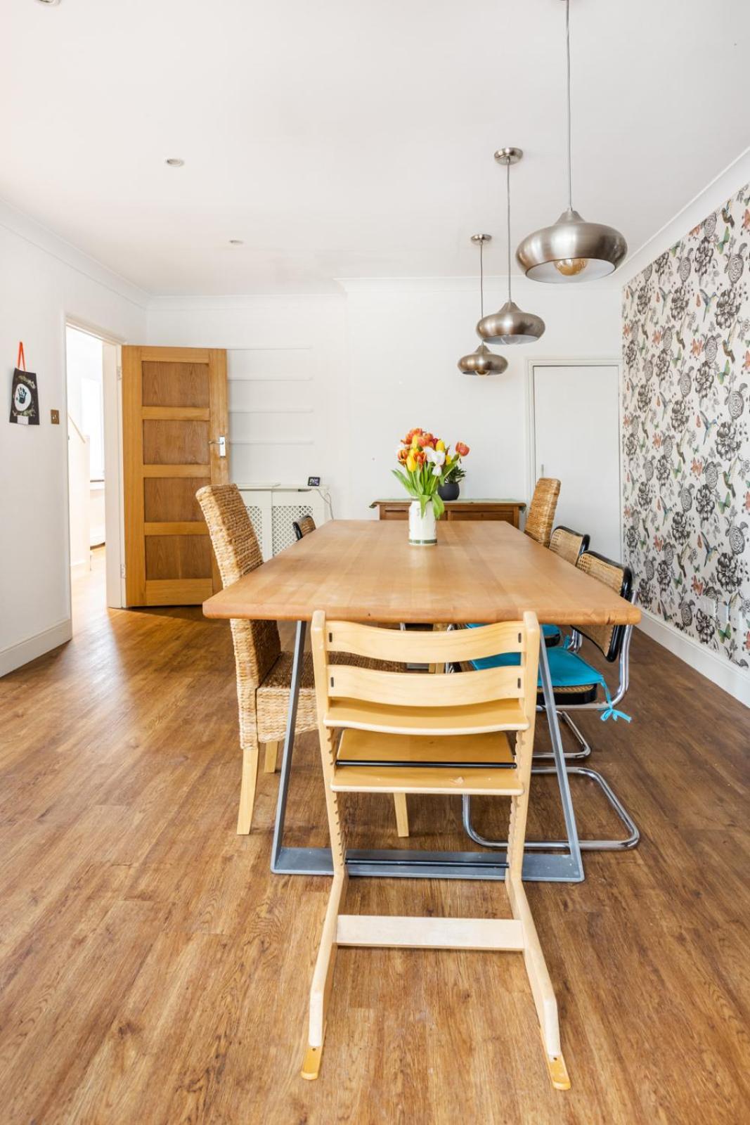 Homestay En-suite With Double Bed On Mezzanine And Desk In Family Hertford